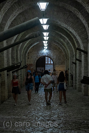Albanien, Gjirokastra - Gang in der Burg von Gjirokastra mit Kanonenrohren von Geschuetzen aus dem 2. Weltkrieg