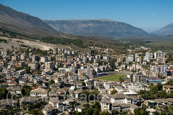 Albanien, Gjirokastra - Blick von der Burg von Gjirokastra auf die Stadt mit Fussballstadion in einem Wohnquartier mit Hochhaeusern