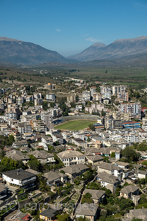 Albanien, Gjirokastra - Blick von der Burg von Gjirokastra auf die Stadt mit Fussballstadion in einem Wohnquartier mit Hochhaeusern