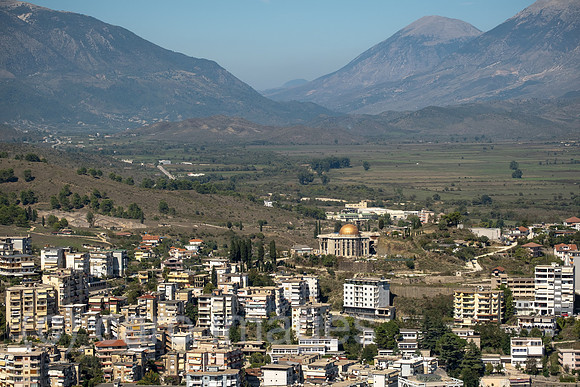 Albanien, Gjirokastra - Blick von der Burg von Gjirokastra auf die Stadt, hinten Moschee im Bau