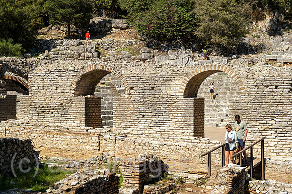 Albanien, Butrint - Zugang Amphitheater, Ruinenstadt Butrint aus der Roemerzeit, gegruendet 4. Jahrhundert, UNESCO-Welterbe, auf Halbinsel im Butrint Nationalpark