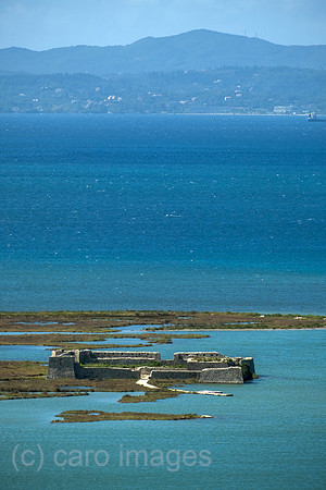 Albanien, Butrint - Die Festung von Ali Pascha von Tepelena an der Adriakueste umspuelt vom Meer, am Horizont Griechenland