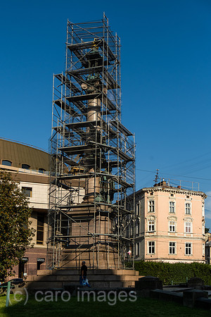 Ukraine, Lwiw - Das Mickiewicz-Denkmal am Mickiewicz Platz im Stadtzentum mit Splitterschutz wegen des russischen Angriffskriegs