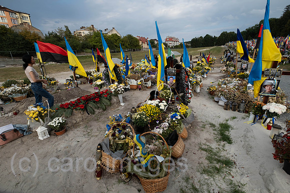 Ukraine, Lwiw - Witwe trauert am Grab ihres Manns auf dem Marsfeld, Ehrenfriedhof der gefallenen Lwiwer Soldaten im Ukrainekrieg