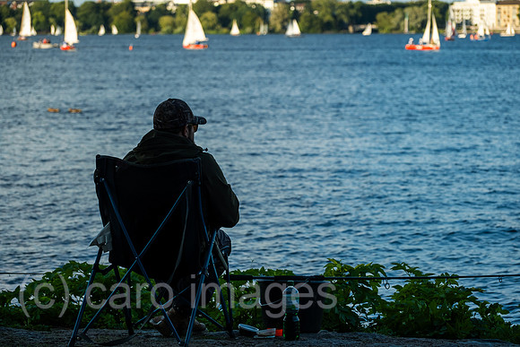 Deutschland, Hamburg - Angler an der Aussenalster