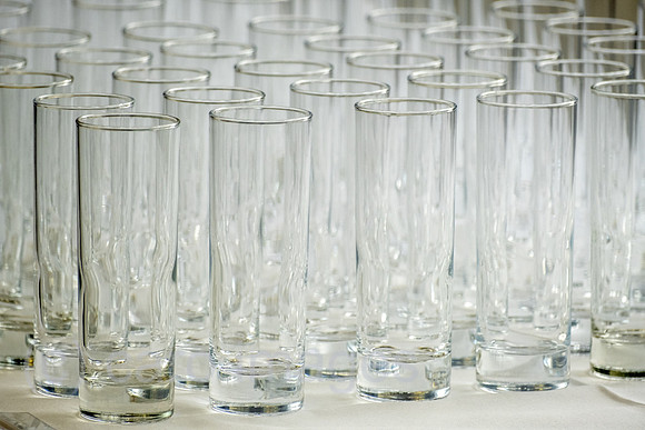 Deutschland, Bremen - leere Wasserglaeser bei einem Empfang