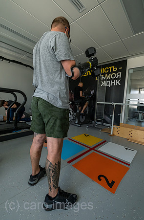 Ukraine, Lwiw - Reha-Zentrum UNBROKEN, spezialisiert auf Therapie von Kriegsverletzungen und Anpassungen von Prothesen, Veteran mit Unterarm-Prothese trainiert mit Hantel