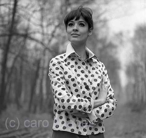 Berlin, Deutsche Demokratische Republik, Werbeaufnahme fuer Modezeitschriften: Model zeigt im Wald die neueste Damenmode