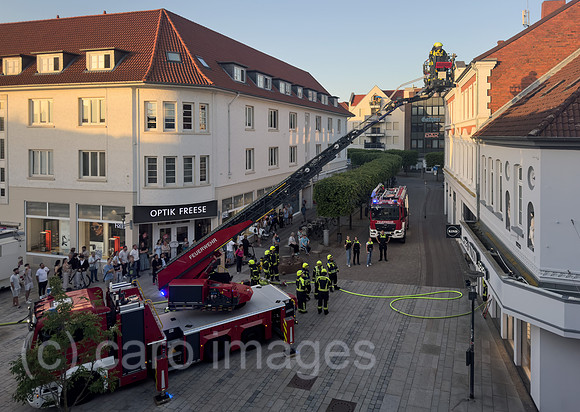 Deutschland, Verden - Feuerwehreinsatz wegen Rauchentwicklung in einem Gebauede