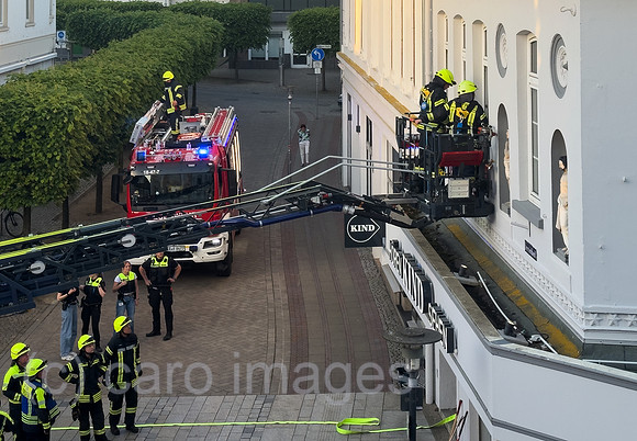 Deutschland, Verden - Feuerwehreinsatz wegen Rauchentwicklung in einem Gebauede