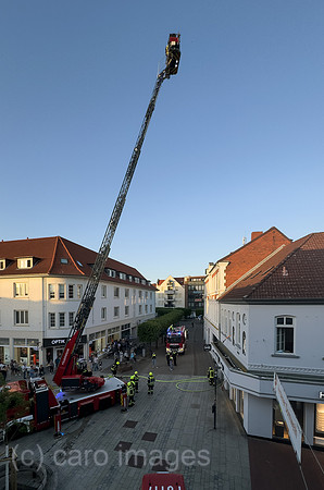 Deutschland, Verden - Feuerwehreinsatz wegen Rauchentwicklung in einem Gebauede