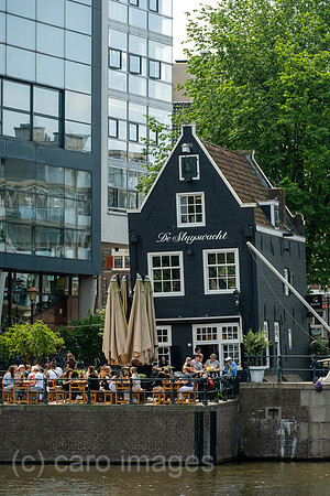 Niederlande, Amsterdam - De Sluyswacht, Gastronomie in einem historischen und schief stehendem Haus im Grachtenguertel