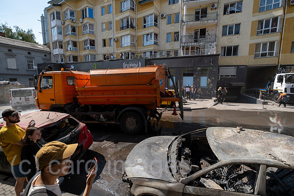 Ukraine, Lwiw - Ukraine-Krieg: Aufraeumarbeiten nach russischen Raketen- und Drohnenangriff auf Wohnviertel im Zentrum (7 Tote, ca. 30 Verletzte)