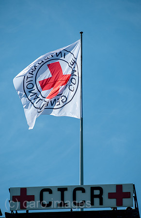 Schweiz, Genf - Der Sitz des INTERNATIONALEN KOMITEE VOM ROTEN KREUZ (Comite international de la Croix-Rouge), Fahne auf dem Dach