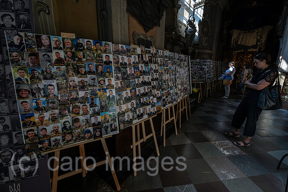 Ukraine, Lwiw - Fotos zum Gedenken an gefallene ukrainische Soldaten in der griechisch-katholischen Garnisonkirche in der Teatralna-Str.