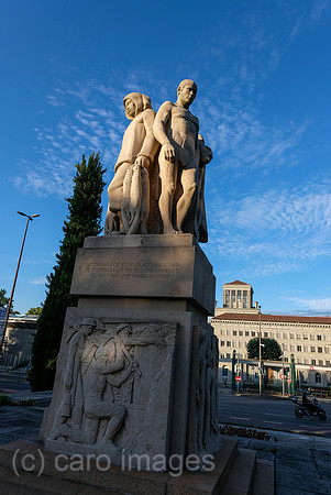 Schweiz, Genf - Monument Albert-Thomas, Gedenkstaette fuer den ersten Direktor der Internationalen Arbeitsorganisation ILO, hinten der Sitz der WTO (World Trade Organization) im Centre William Rappard