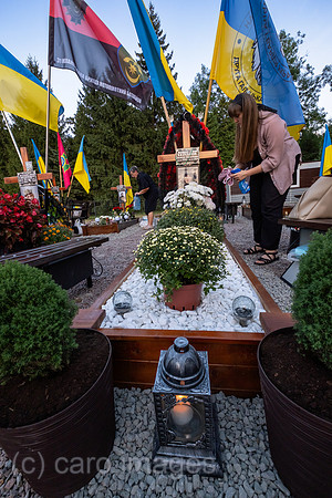 Ukraine, Lwiw - Witwe am Grab ihres Manns auf dem Marsfeld, Ehrenfriedhof der gefallenen Lwiwer Soldaten im Ukrainekrieg