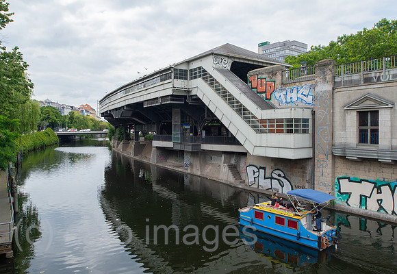 Berlin, Deutschland - Landwehrkanal mit Hochbahnstation Hallesches Tor der U1 und U3