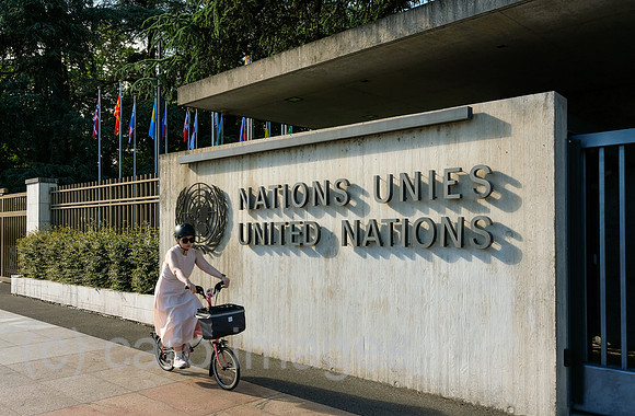 Schweiz, Genf - Buero der Vereinten Nationen in Genf, zweiter Hauptsitz der UN im Palais des Nations, Schriftzug an Mauer vor Hauptgebaeude am Place des Nations