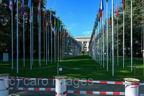 Schweiz, Genf - Buero der Vereinten Nationen in Genf, zweiter Hauptsitz der UN im Palais des Nations, Hauptgebaeude mit Flaggen der Nationen und UN-Fahne am Place des Nations