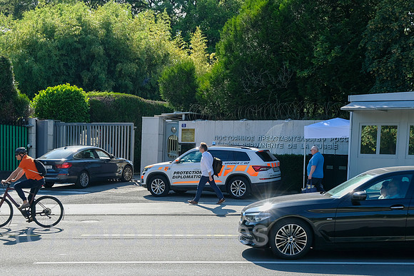 Schweiz, Genf - Einfahrt, Staendige Vertretung der Russischen Foederation beim Buero der Vereinten Nationen, Fahrzeug der La Brigade de securite diplomatique (BSD)