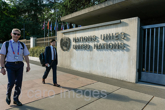 Schweiz, Genf - Buero der Vereinten Nationen in Genf, zweiter Hauptsitz der UN im Palais des Nations, Schriftzug an Mauer vor Hauptgebaeude am Place des Nations