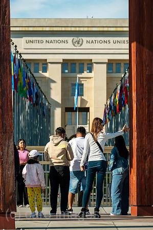 Schweiz, Genf - Blick durch das Denkmal BROKEN CHAIR, Symbol fuer Kampf gegen Antipersonenminen, auf Buero der Vereinten Nationen, Place des Nations