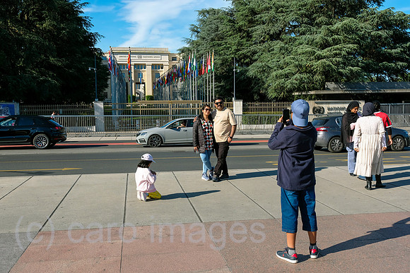 Schweiz, Genf - Place des Nations, Buero der Vereinten Nationen in Genf, zweiter Hauptsitz der UN im Palais des Nations, Hauptgebaeude mit Flaggen der Nationen am Place des Nations
