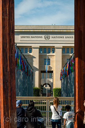 Schweiz, Genf - Blick durch das Denkmal BROKEN CHAIR, Symbol fuer Kampf gegen Antipersonenminen, auf Buero der Vereinten Nationen, Place des Nations