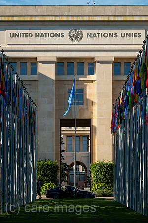 Schweiz, Genf - Buero der Vereinten Nationen in Genf, zweiter Hauptsitz der UN im Palais des Nations, Hauptgebaeude mit Flaggen der Nationen am Place des Nations