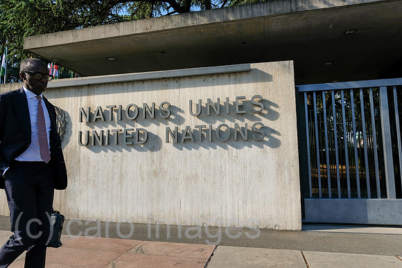 Schweiz, Genf - Buero der Vereinten Nationen in Genf, zweiter Hauptsitz der UN im Palais des Nations, Schriftzug an Mauer vor Hauptgebaeude am Place des Nations
