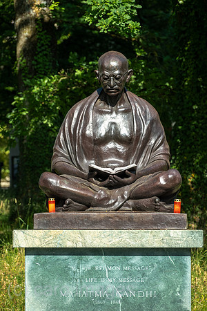 Schweiz, Genf - Statue de Gandhi, Statue fuer Mahatma Gandhi (1869-1948) im Ariana-Park