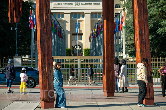 Schweiz, Genf - Blick durch das Denkmal BROKEN CHAIR, Symbol fuer Kampf gegen Antipersonenminen, auf Buero der Vereinten Nationen, Place des Nations