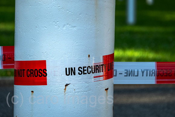 Schweiz, Genf - Poller mit Klebeband UN SECURITY LINE vor dem Hauptgebaeude des Bueros der Vereinten Nationen in Genf, zweiter Hauptsitz der UN im Palais des Nations