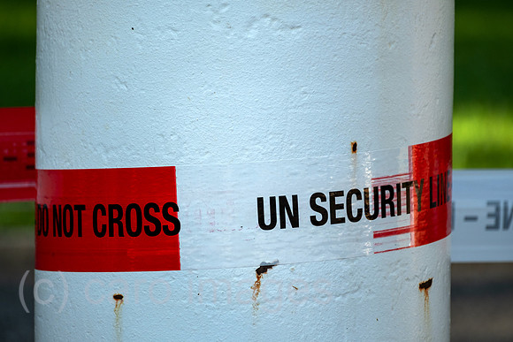 Schweiz, Genf - Poller mit Klebeband UN SECURITY LINE vor dem Hauptgebaeude des Bueros der Vereinten Nationen in Genf, zweiter Hauptsitz der UN im Palais des Nations