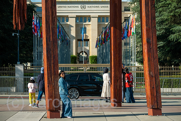 Schweiz, Genf - Blick durch das Denkmal BROKEN CHAIR, Symbol fuer Kampf gegen Antipersonenminen, auf Buero der Vereinten Nationen, Place des Nations