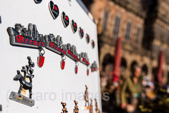 Deutschland, Bremen - Verkauf von Bremer Souvenirs am Marktplatz, links die Bremer Stadtmusikanten