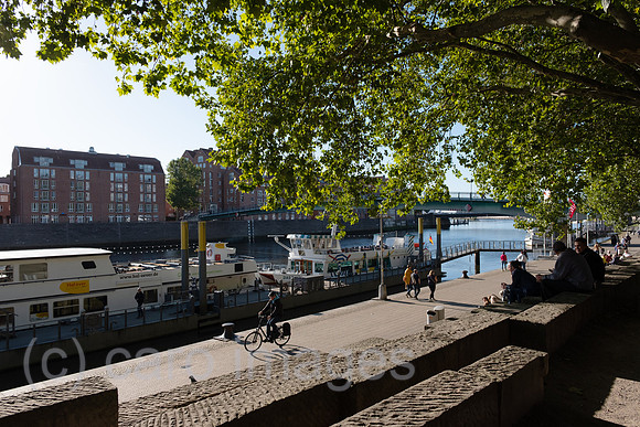 Deutschland, Bremen - Ausblick auf die Weserpromenade an der Schlachte, historisch mal ein Hafen, heute beliebter Treffpunkt fuer Einheimische und Touristen