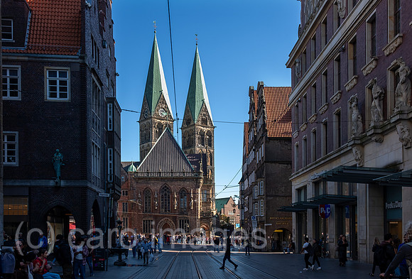 Deutschland, Bremen - Blick durch die Fussgaengerzone und Einkaufsstrasse Obernstrasse auf den Bremer Dom, davor Seitenansicht des Rathauses