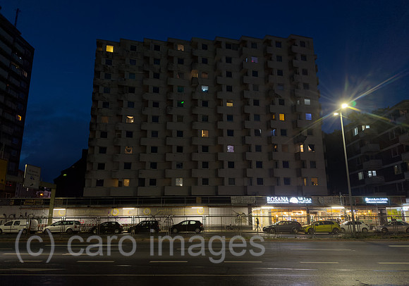 Deutschland, Bremen - beruechtigtes, schaebiges Hochhaus und Schnellstrasse in schaebiger Gegend im Stadtzentrum, Am Breiten Weg, Naehe Hauptbahnhof