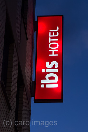 Deutschland, Bremen - Leuchtreklame an einem Ibis-Hotel