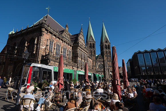 Deutschland, Bremen - Touristen und Einheimische in Cafes am Bremer Marktplatz, im Bild Bremer Rathaus und der Dom, rechts Bremer Buergerschaft