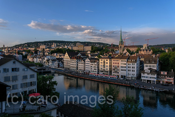 Schweiz, Zuerich - Aussichtspunkt Lindenhof am rechten Flussufer des Flusses Limmat mit Blick auf die andere Haelfte der Altstadt