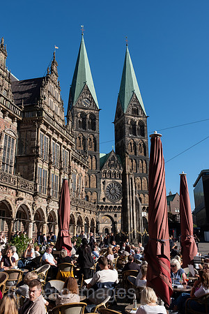 Deutschland, Bremen - Touristen und Einheimische in Cafes am Bremer Marktplatz, im Bild Bremer Rathaus und der Dom