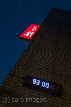 Deutschland, Bremen - Leuchtreklame an einem Ibis-Hotel, unten Anzeige fuer Zimmerpreis