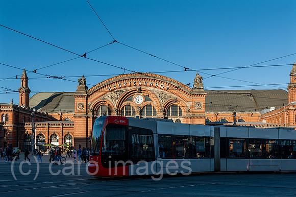 Deutschland, Bremen - Der Bremer Hauptbahnhof, davor Strassenbahn der BSAG, Bahnhofsvorplatz