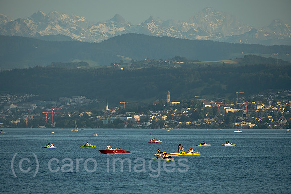 Schweiz, Zuerich - Blick vom Stadtzentrum auf den Zuerichsee mit vielen Tretbooten
