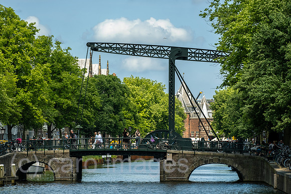 Niederlande, Amsterdam - Historische Zugbruecke im Grachtenguertel