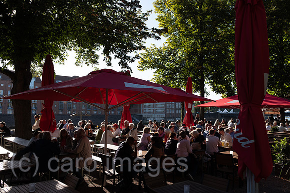 Deutschland, Bremen - Biergarten an der Schlachte, historisch Ort eines Hafens an der Weser, heute beliebter Treffpunkt fuer Einheimische und Touristen