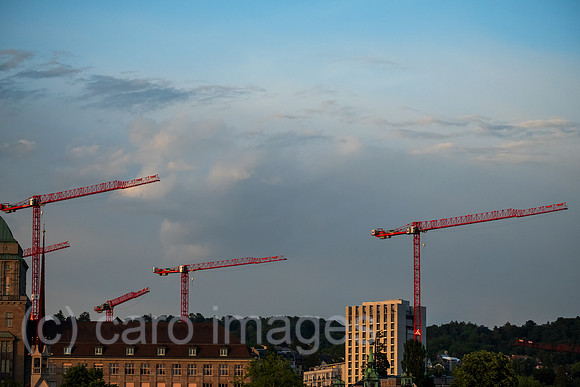 Schweiz, Zuerich - Baukraene im Stadtzentrum, Kreis 1, in der Abenddaemmerung